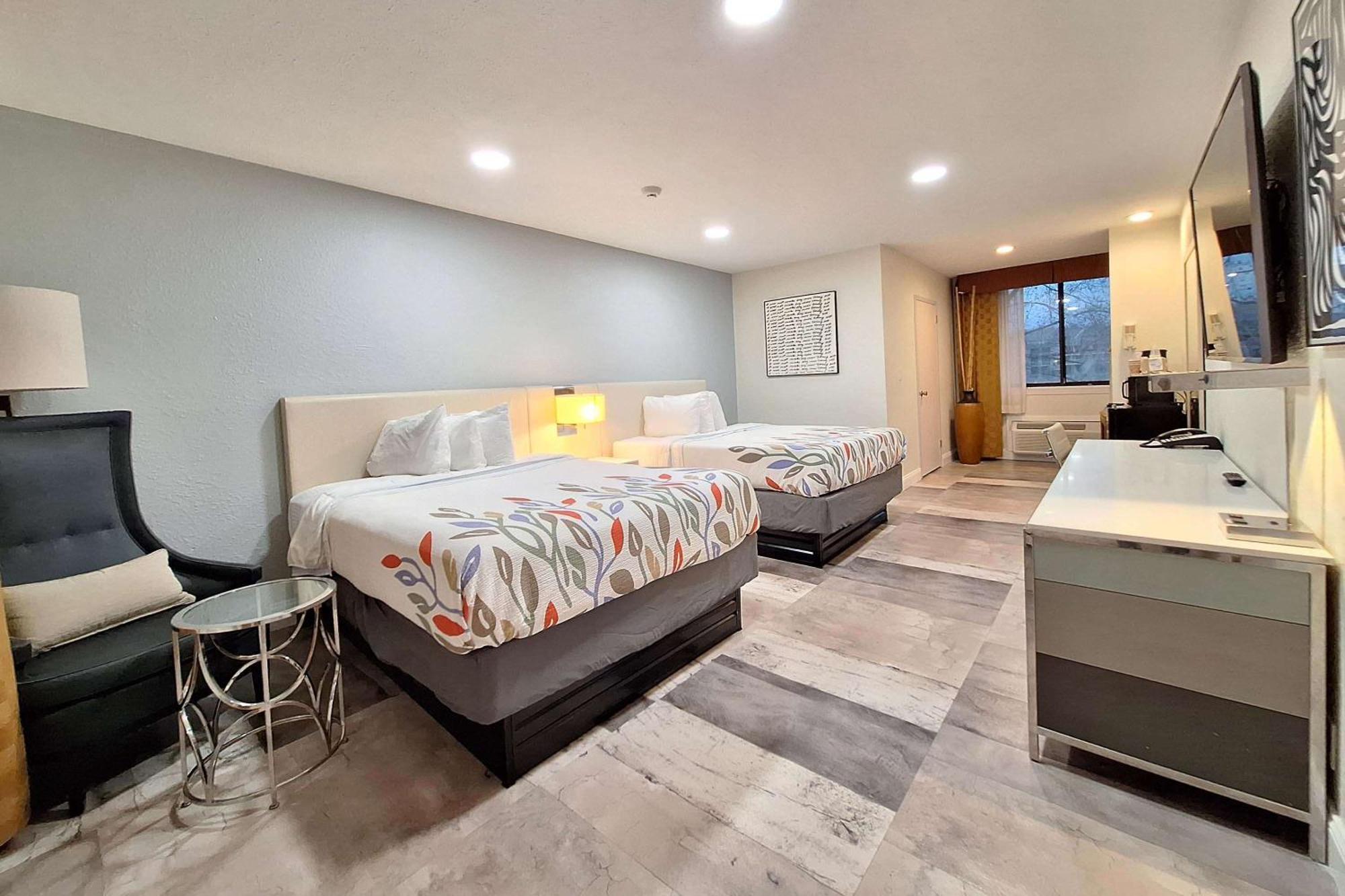 Travelodge By Wyndham Indianapolis Speedway Εξωτερικό φωτογραφία
